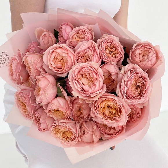 Букет из пионовидных кустовых роз Джульетта в фирменной упаковке