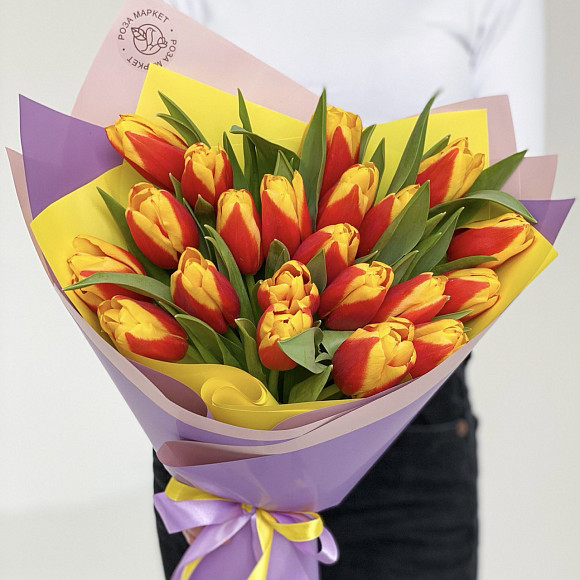 Букет из 21 красно-желтого тюльпана (Голландия) в фирменной упаковке
