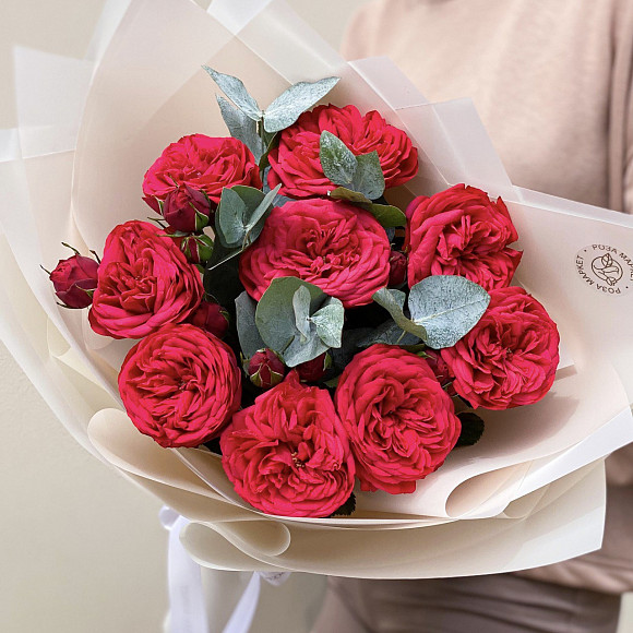 Букет из пионовидных красных роз с эвкалиптом в фирменной упаковке