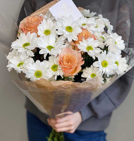 Букет из 3 персиковых роз и 4 белых хризантемы в фирменной упаковке