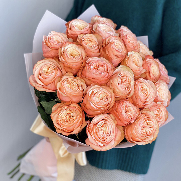 Букет из 25 пионовидных роз Кахала в фирменной упаковке