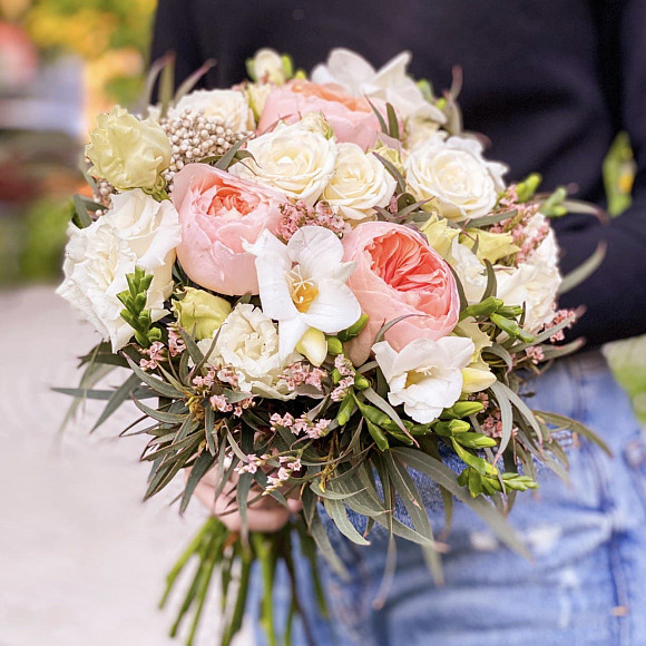 Свадебный букет с садовой пионовидной розой Дэвида Остин