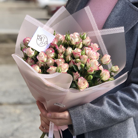 Букет из 9 кустовых роз Рефлекс в фирменной упаковке