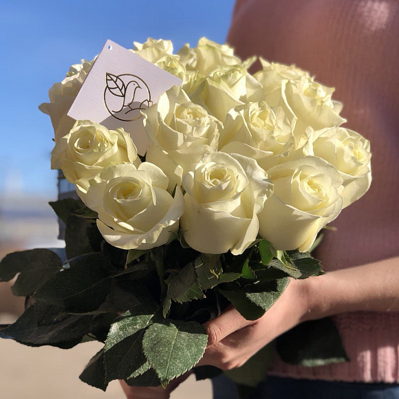 Букет из 15 белых роз Прауд (Эквадор) 50 см