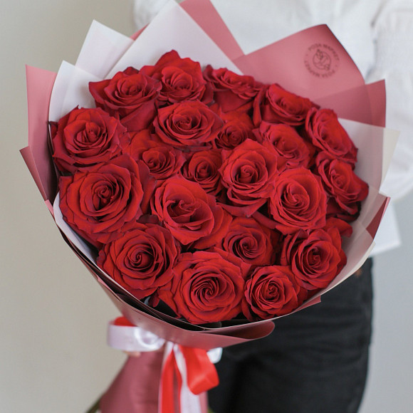 Букет из 21 красной розы Эксплорер (Эквадор) в фирменной упаковке
