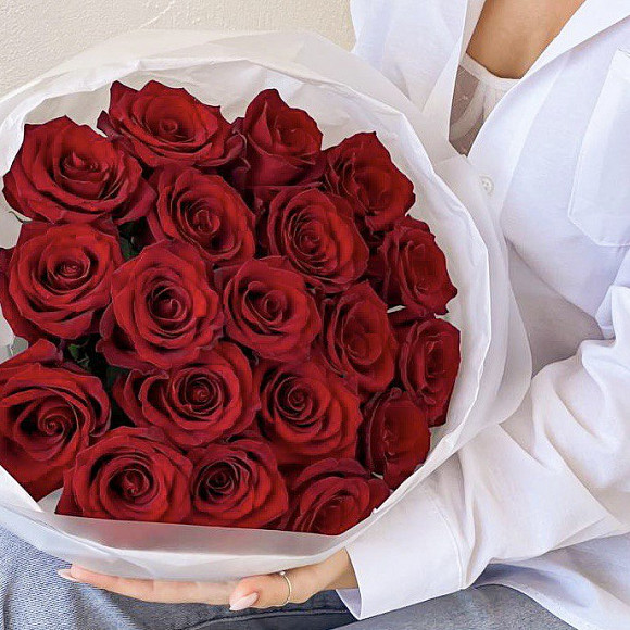 Букет из 19 красных роз Эксплорер 60 см (Premium) в фирменной упаковке