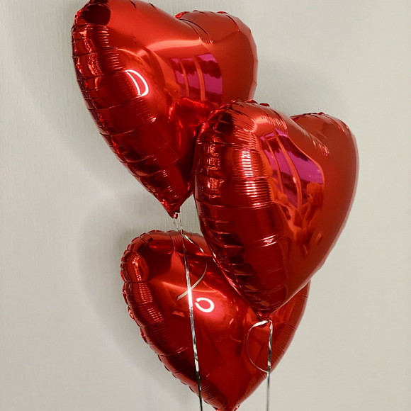 Композиция из 3 красных фольгированных шаров сердце