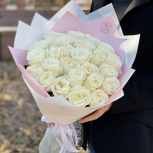 Букет из 25 роз Плайя Бланка 50 см в фирменной упаковке