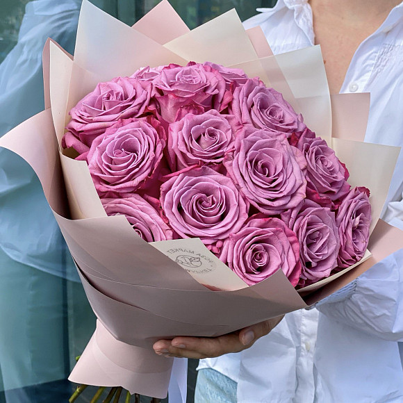 Букет из 15 ароматных роз Муди Блюз (Эквадор) в фирменной упаковке