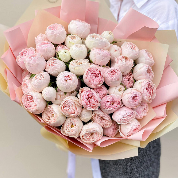 Букет из 11 кустовых пионовидных роз Менсфилд Парк в упаковке