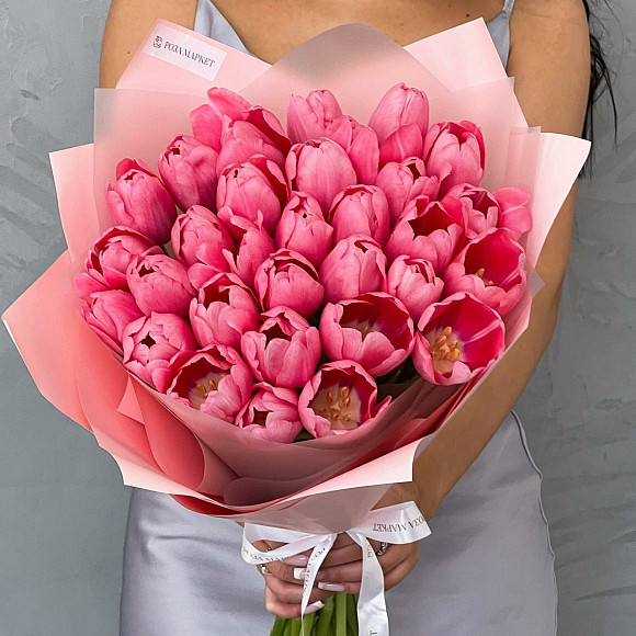 Букет из 31 розового тюльпана в упаковке