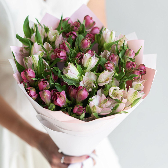 Букет из 11 розовых и малиновых альстромерий в упаковке