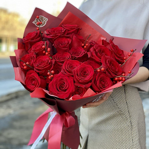 Букет из 25 красных роз с илексом в фирменной упаковке