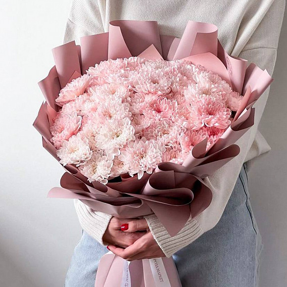 Букет из розовых кустовых хризантем в упаковке