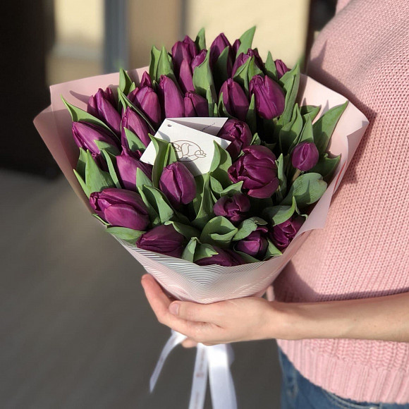 Букет из 25 фиолетовых тюльпанов в фирменной упаковке
