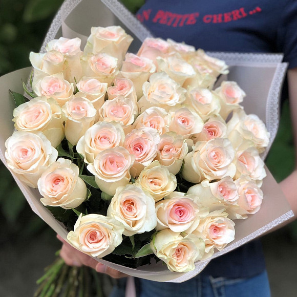Букет из 39 розовых роз Сеньорита 40 см (Кения) в фирменной упаковке