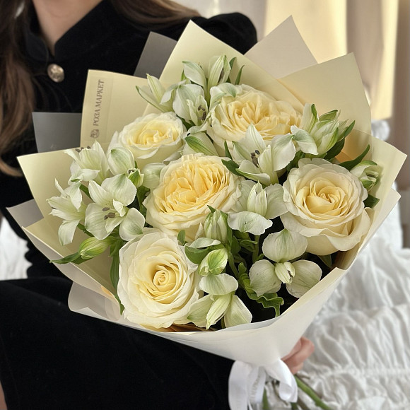 Букет из роз кенделайт и альстромерий в упаковке