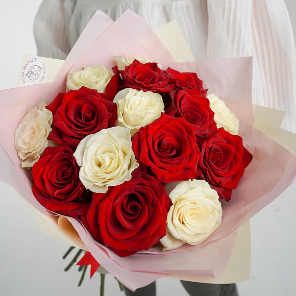 Букет из 15 красных и белых роз 50 см в фирменной упаковке (Эквадор)