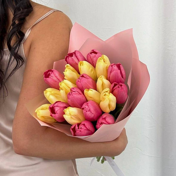 Букет из 19 розовых и желтых тюльпанов в фирменной упаковке