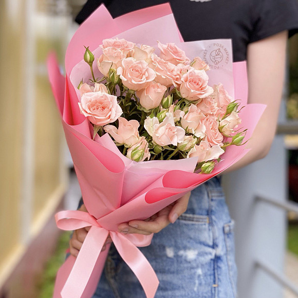 Букет из 5 розовых кустовых роз в фирменной упаковке