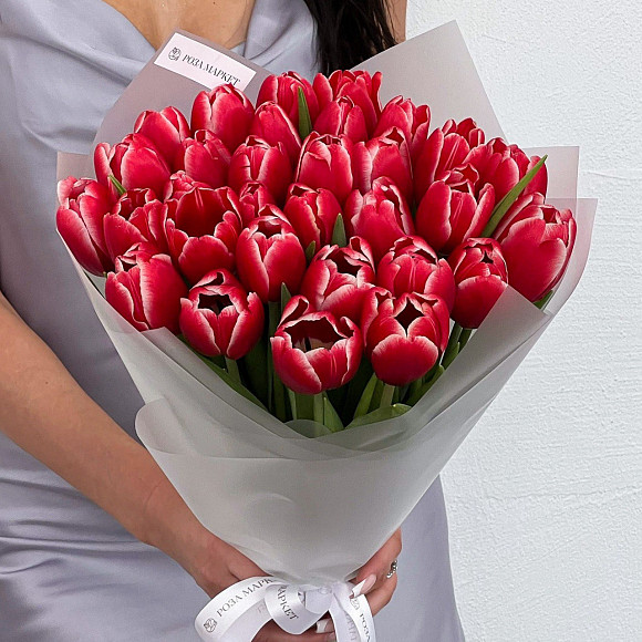 Букет из 31 красного тюльпана в фирменной упаковке