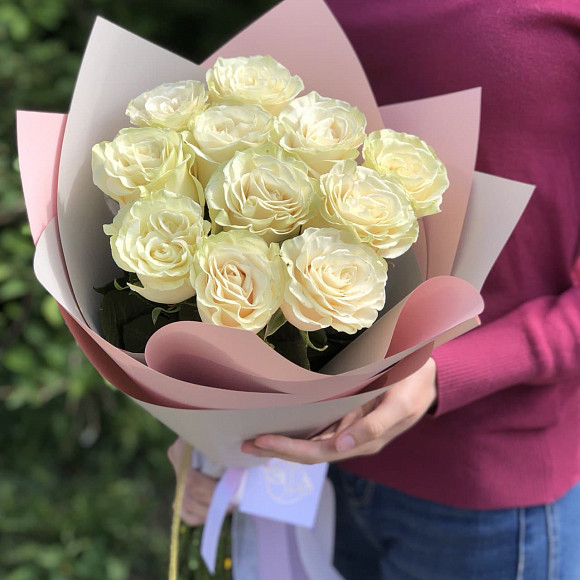 Букет из 11 белых роз Мондиаль 60 см (Эквадор) в фирменной упаковке