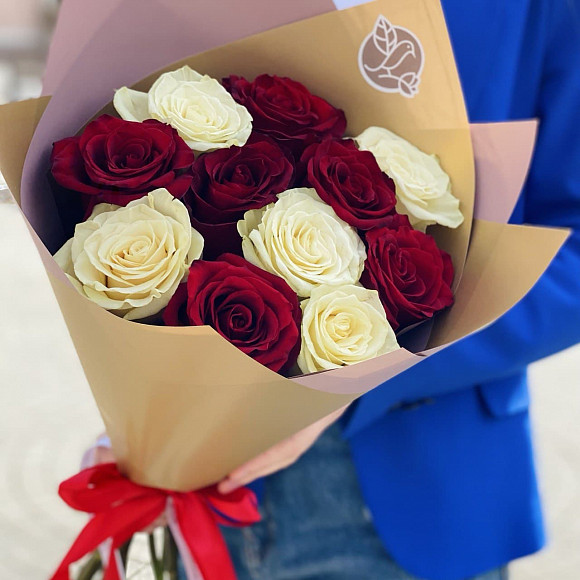 Букет из 11 красных и белых роз в фирменной упаковке