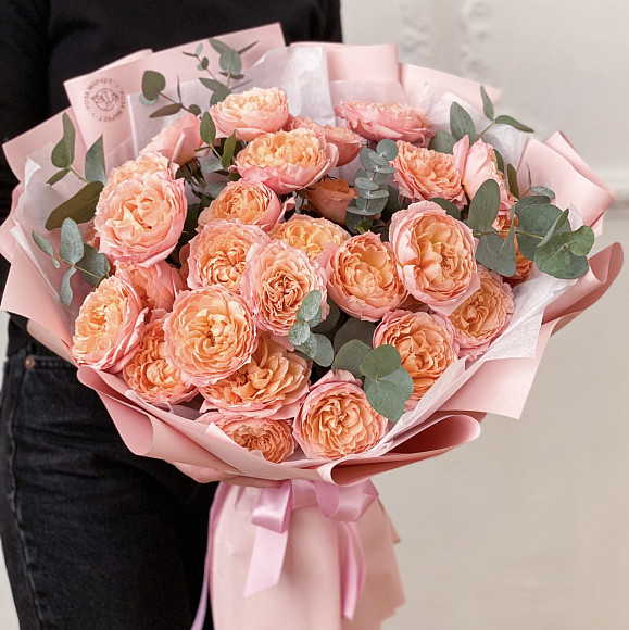 Букет из 9 кустовых роз Джульетта с эвкалиптом в фирменной упаковке