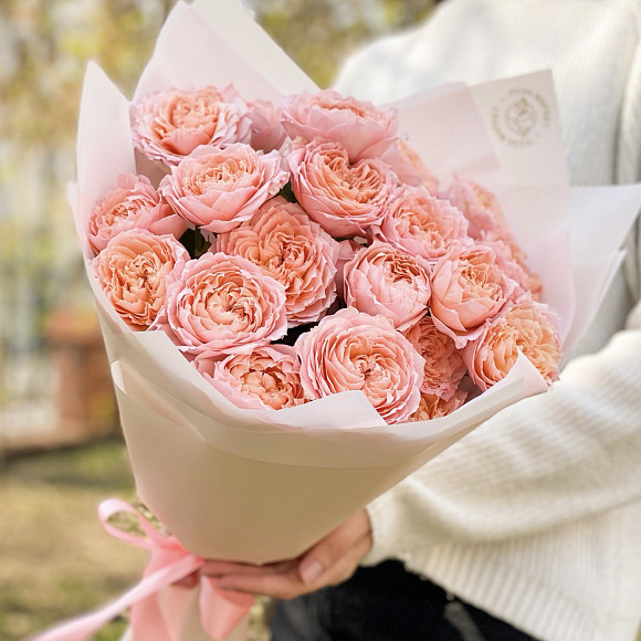 Букет из 5 кустовых роз Джульетта в фирмеменной упаковке