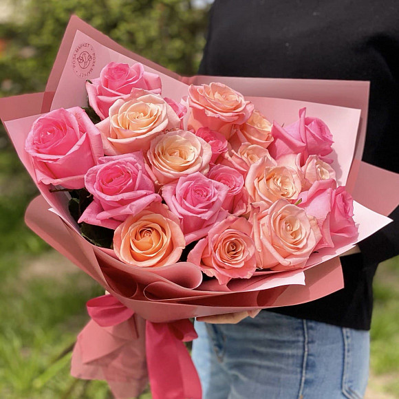 Букет из 19 роз Опала и Рослин в фирменной упаковке