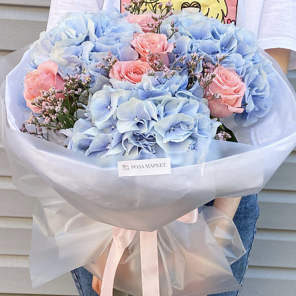 Букет из голубой гортензии, розовых роз и лимониума в упаковке