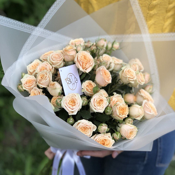 Букет из 9 бежевых кустовых роз в фирменной упаковке
