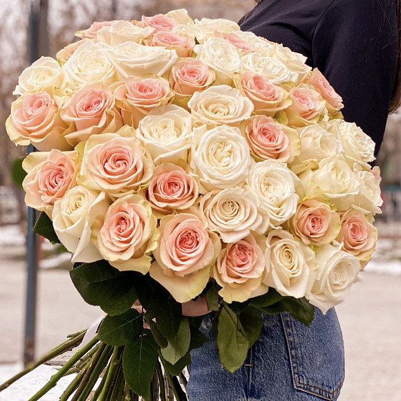 Букет из 51 белой розы 70 см (Эквадор) Плайа Бланка и Салма