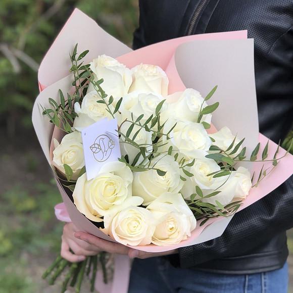 Букет из 15 белых роз с фисташкой в фирменной упаковке