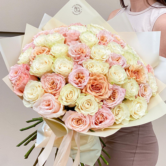 Букет из 51 белой и персиковой розы Эквадор 60 см в фирменной упаковке