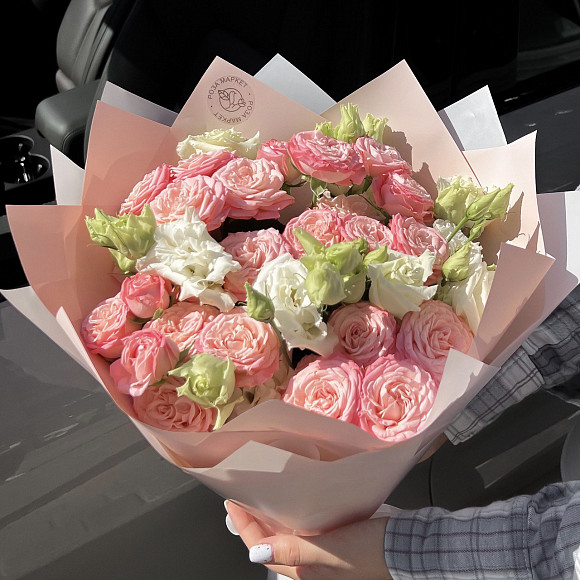 Букет из кустовых роз Бомбастик и белых лизиантусов в фирменной упаковке