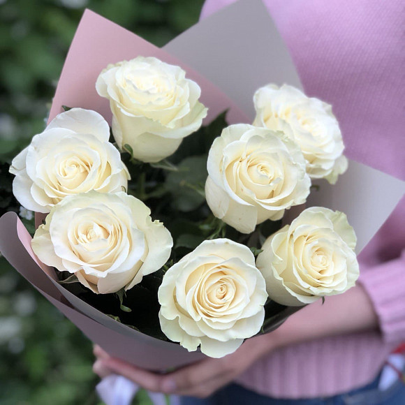 Букет из 7 белых роз Мондиаль (Эквадор) 50 см в фирменной упаковке