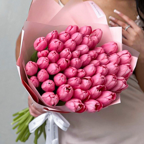 Букет из 51 розового тюльпана в фирменной упаковке