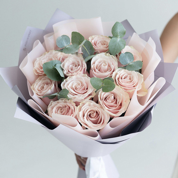 Букет из розовой розы Пинк Мондиал (Эквадор) с эвкалиптом в матовой упаковке