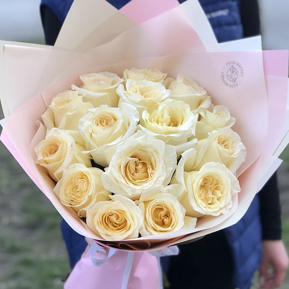 Букет из 15 пионовидных роз Кенделайт (Эквадор) в фирменной упаковке