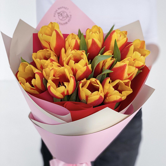 Букет из 15 красно-желтых тюльпанов (Голландия) в фирменной упаковке