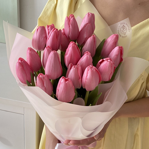 Букет из 21 розового тюльпана в фирменной упаковке