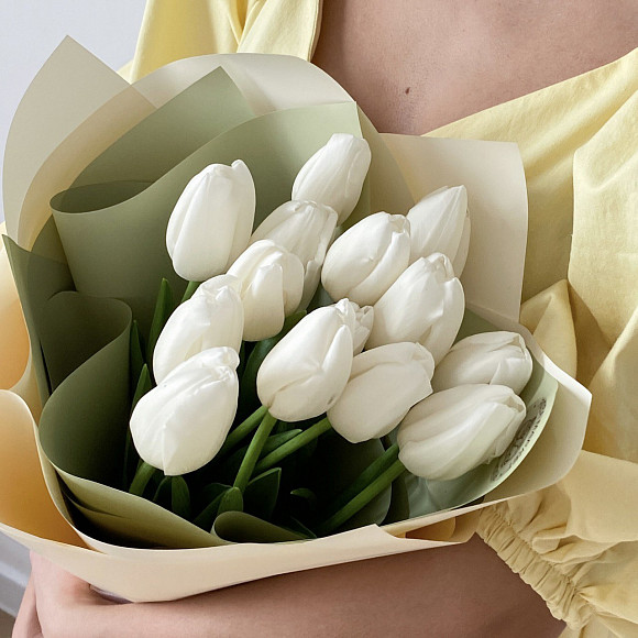 Букет из 15 белых тюльпанов в фирменной упаковке