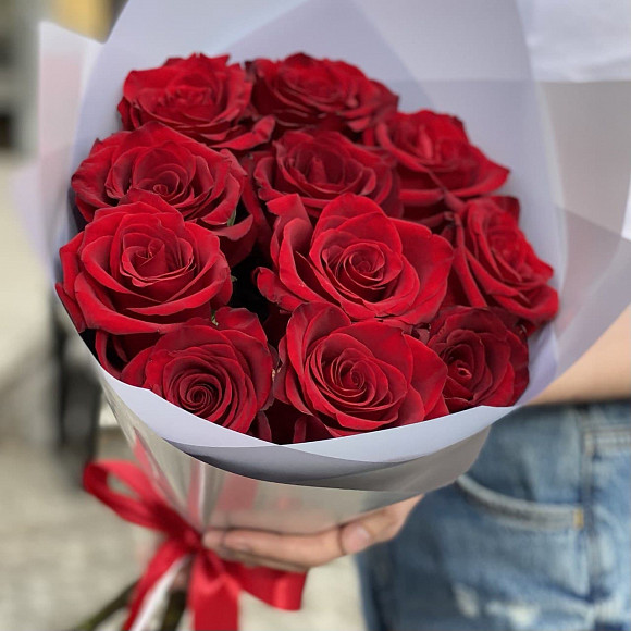 Букет из 11 красных роз Эксплорер в фирменной упаковке