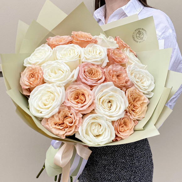 Букет из 21 розы Плайа Бланка и Шиммер (Эквадор) 60 см в фирменной упаковке