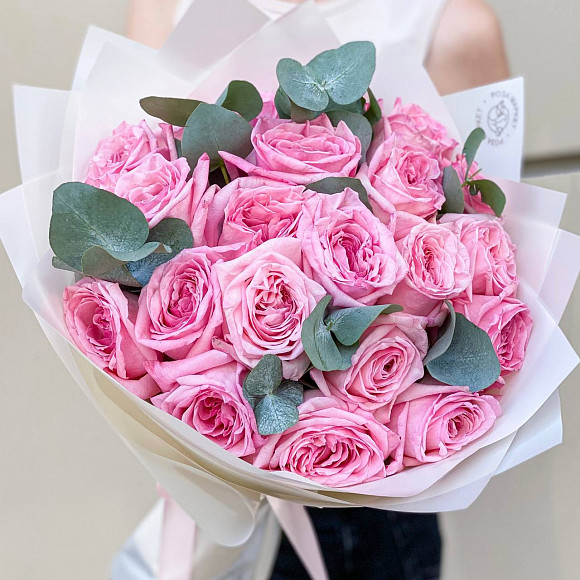 Букет из 21 пионовидой розы Пинк Охара с эвкалиптом в упаковке