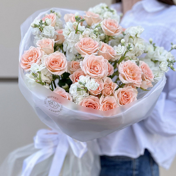 Букет из розовых кустовых роз и белых кустовых маттиол в фирменной упаковке