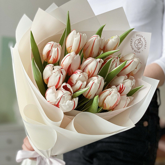 Букет из 15 тюльпанов Хэппи Дженерейшен в фирменной упаковке