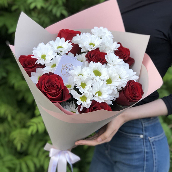 Букет из 7 красных роз и 4 белых кустовых хризантем в фирменной упаковке