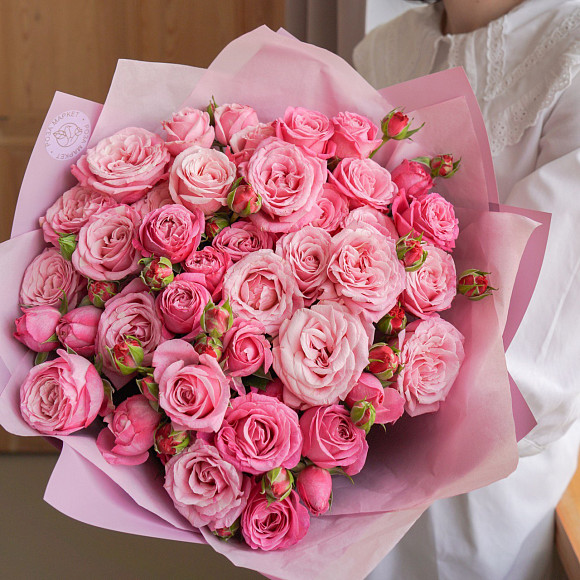 Букет из кустовых роз Леди Бомбастик в фирменной упаковке